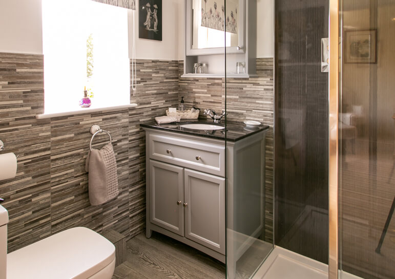 Tucked Away House Gallery 25 - Ensuite Bathroom with Shower 2